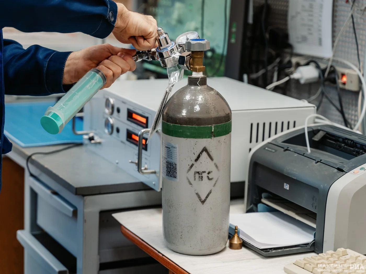 Подключение баллона с поверочной газовой смесью к измерительному стенду