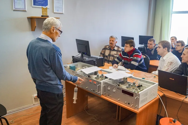 Занятие в учебном классе предприятия с разбором работы хроматографа