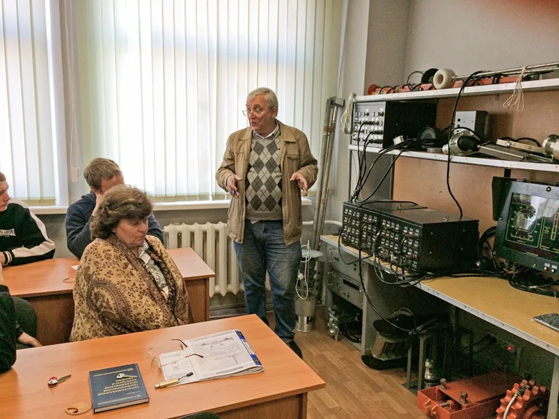 Занятие в учебном классе: главный конструктор Ремизов Ю. В. читает лекцию о выносном комплекте СГТИ, блоках БР1 и БР2 и индикаторном пульте бурильщика